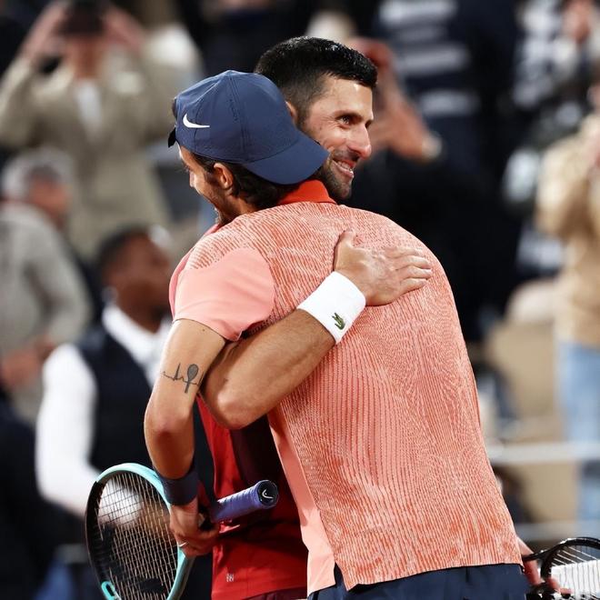 开云体育中国-意大利网球队鏖战英国网球队，德约科维奇惊艳世界