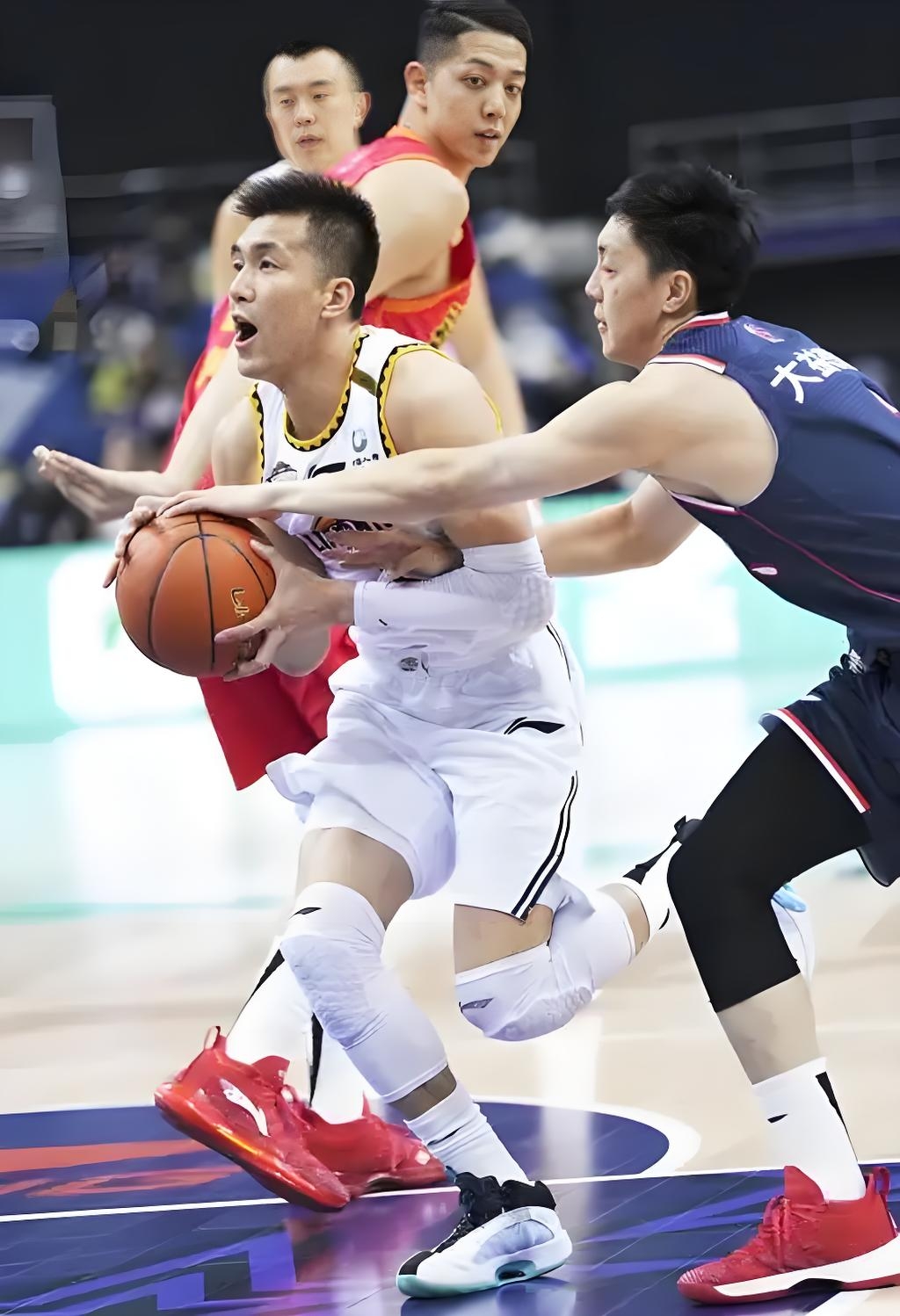 希腊男篮鏖战中国男篮,布拉德利三分雨点燃全场 希腊男篮鏖战中国男篮,布拉德利三分雨点燃全场