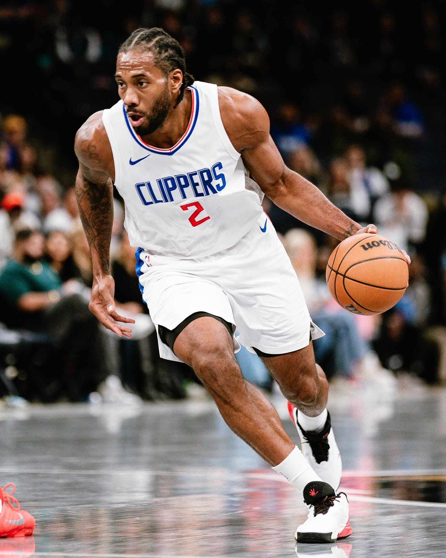 青岛队横扫独行侠，伦纳德高光表现的简单介绍