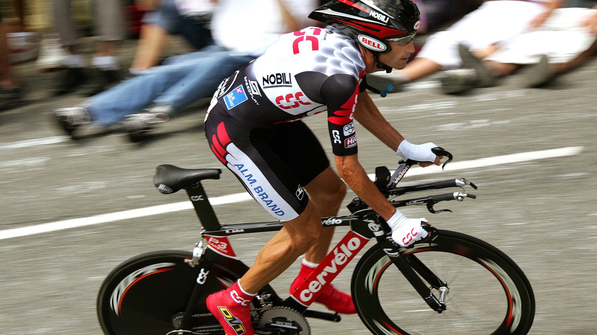 开云体育中国-跨球场的血脉，从伯纳乌的硝烟到CBA硬仗，竞技体育的终极答案